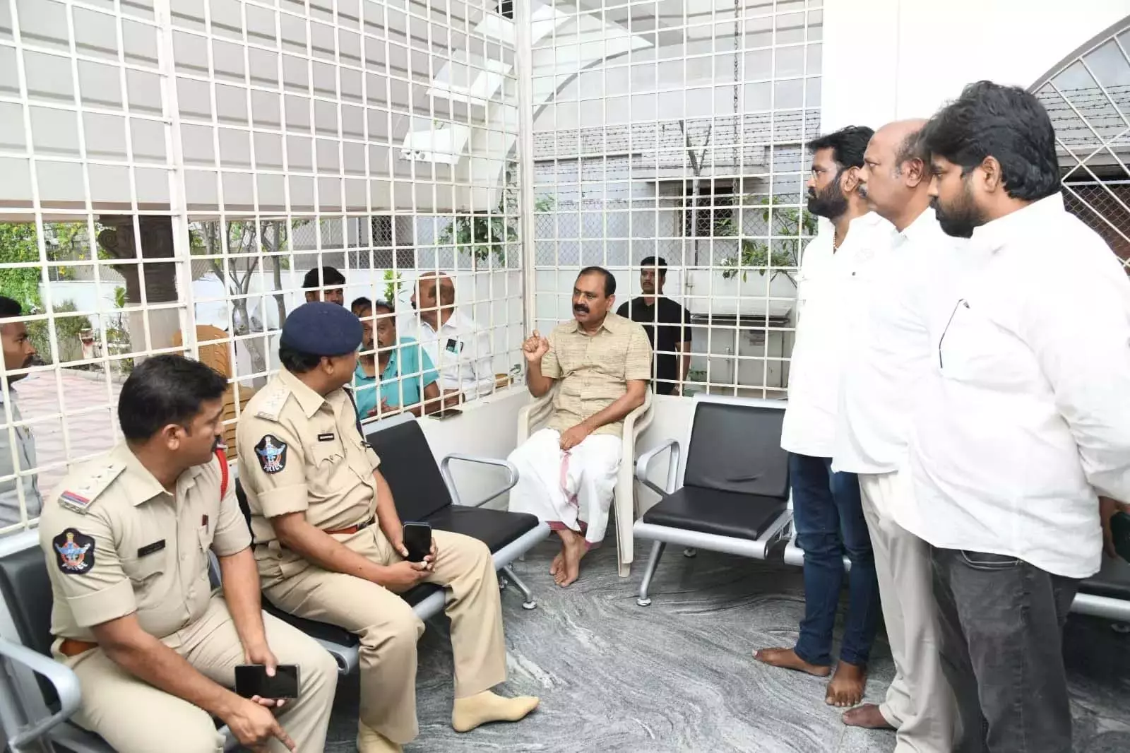 Goshala Issue: तिरुपति पुलिस ने पूर्व TTD अध्यक्ष को घर में नजरबंद रखा Goshala Issue: तिरुपति पुलिस ने पूर्व TTD अध्यक्ष को घर में नजरबंद रखा