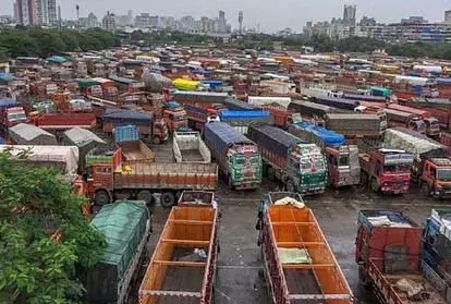 ट्रक हड़ताल जारी: आपूर्ति बाधित, आवश्यक वस्तुओं की कीमतें बढ़ीं ट्रक हड़ताल जारी: आपूर्ति बाधित, आवश्यक वस्तुओं की कीमतें बढ़ीं