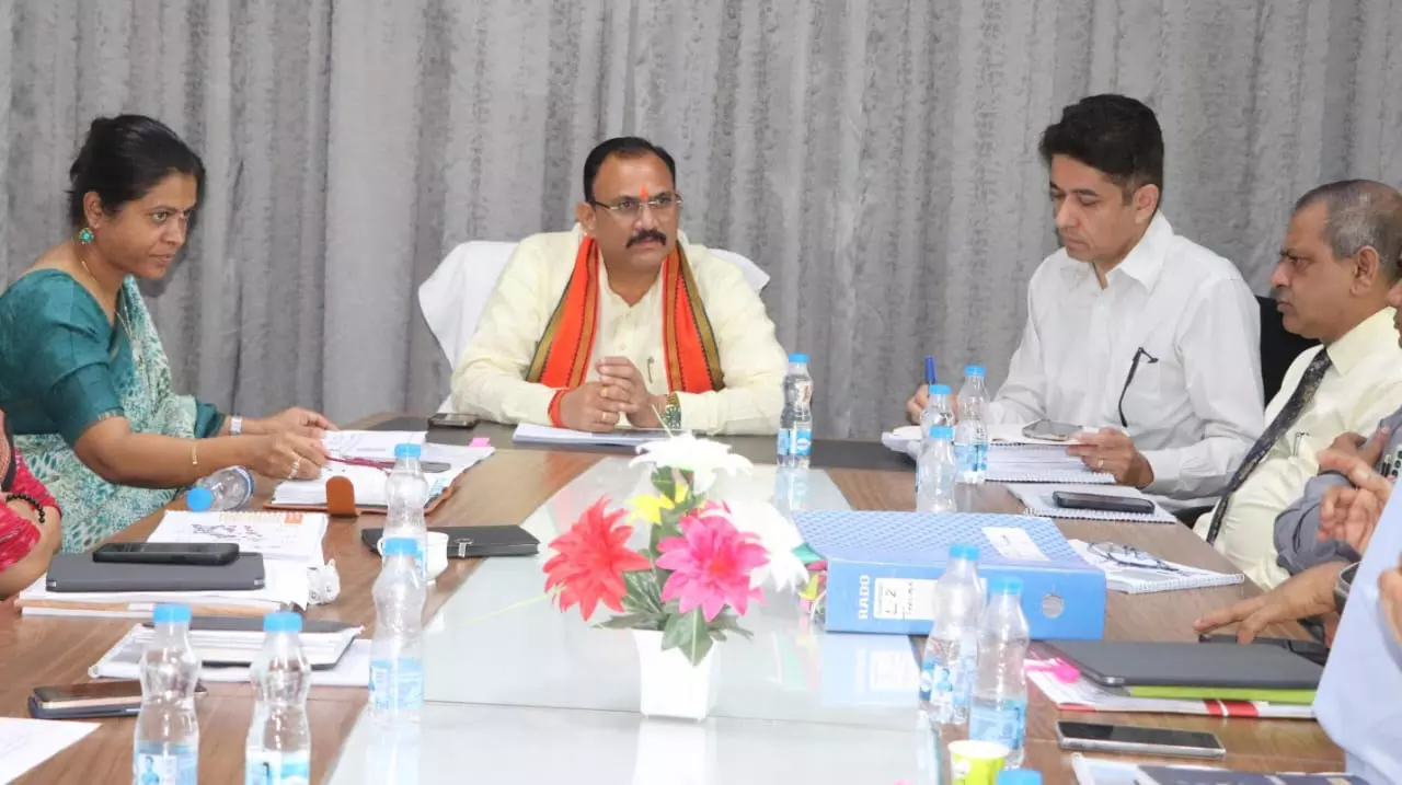 मंत्रालय में मंत्री श्याम बिहारी जायसवाल ने ली स्वास्थ्य विभाग की अहम बैठक मंत्रालय में मंत्री श्याम बिहारी जायसवाल ने ली स्वास्थ्य विभाग की अहम बैठक