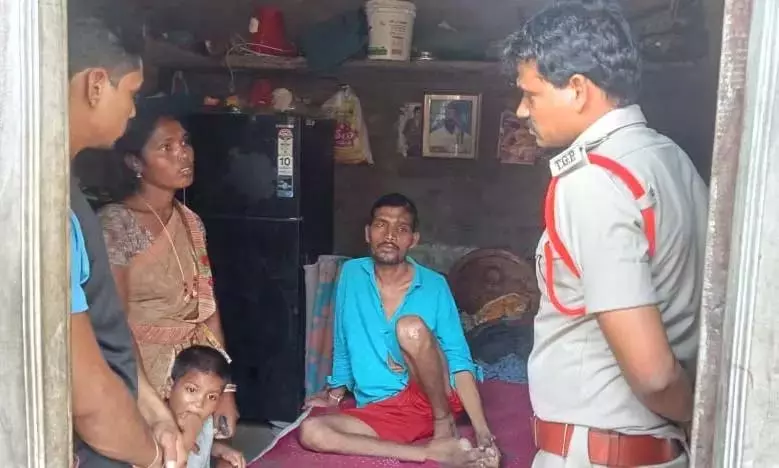 Telangana: पुलिस ने सड़क दुर्घटना में जीवित बचे व्यक्ति के परिजनों की मदद की Telangana: पुलिस ने सड़क दुर्घटना में जीवित बचे व्यक्ति के परिजनों की मदद की