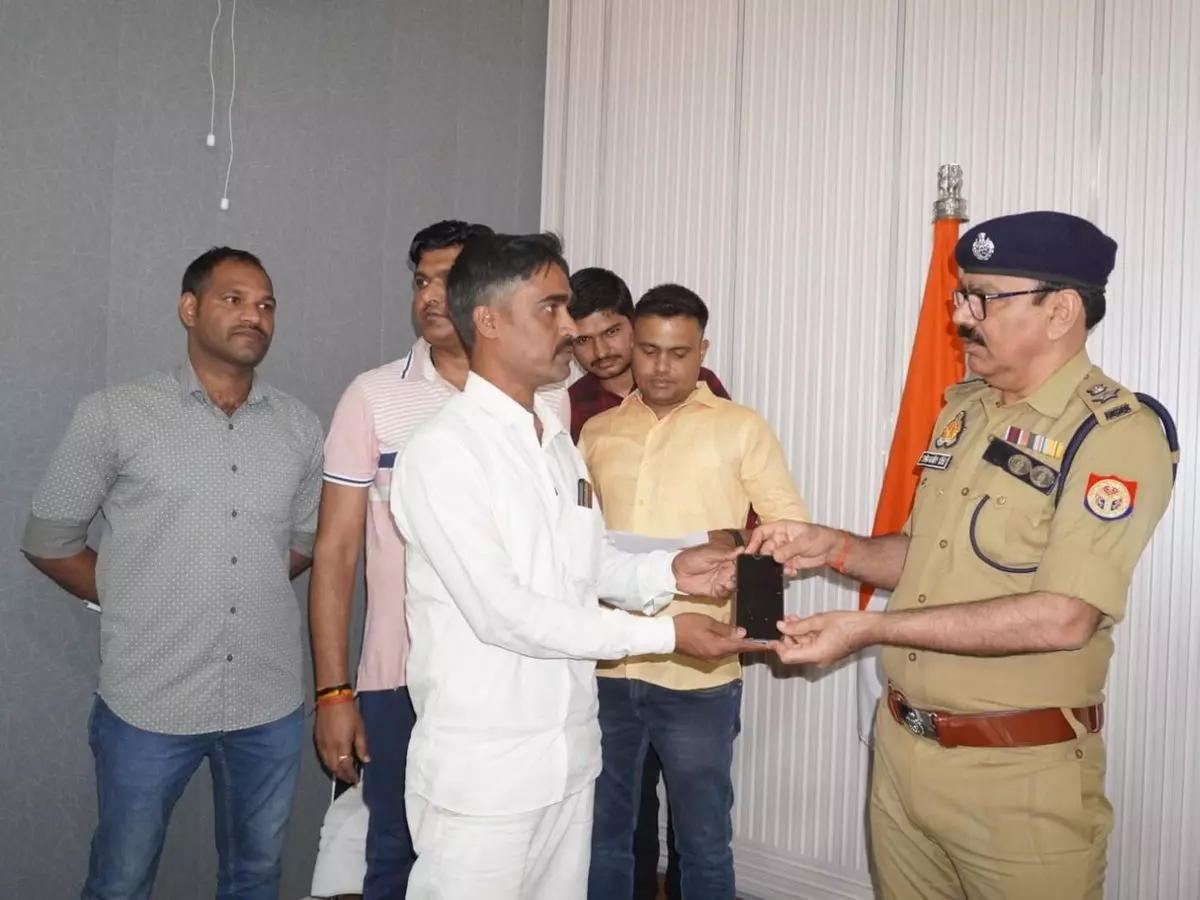 Ballia: पुलिस का सराहनीय कार्य, 13 लाख के मोबाइल लौटाए गए Ballia: पुलिस का सराहनीय कार्य, 13 लाख के मोबाइल लौटाए गए