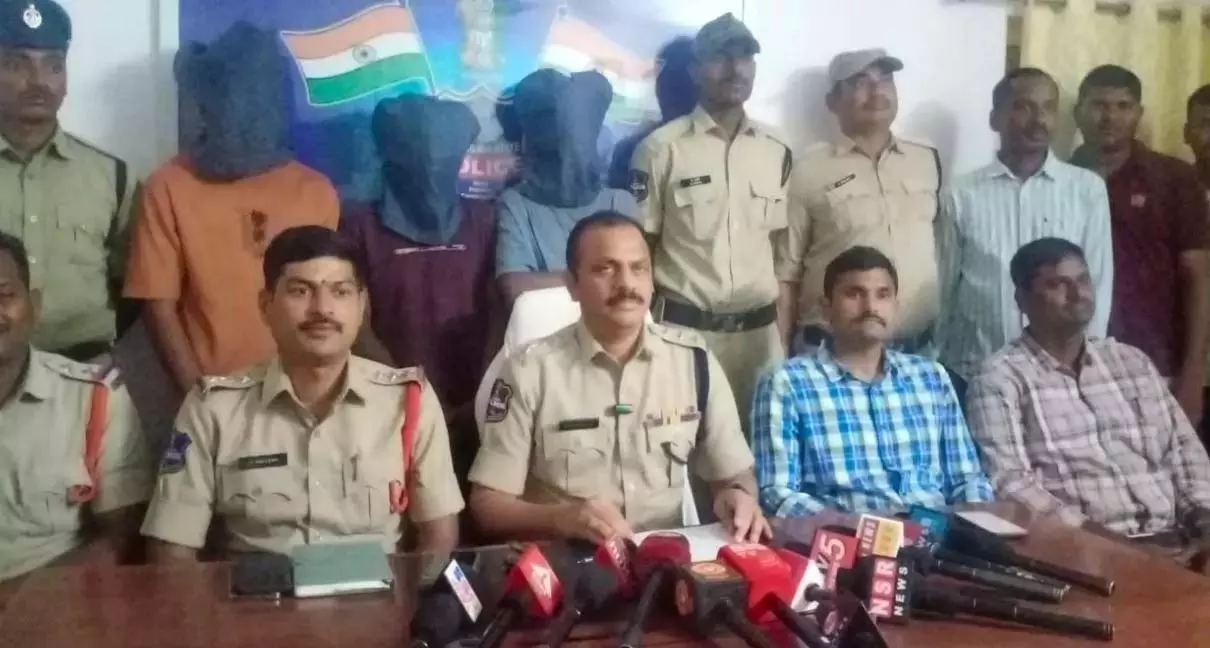 Telangana: पुलिस ने ड्रग नेटवर्क का भंडाफोड़ किया, 11.2 किलोग्राम गांजा जब्त Telangana: पुलिस ने ड्रग नेटवर्क का भंडाफोड़ किया, 11.2 किलोग्राम गांजा जब्त