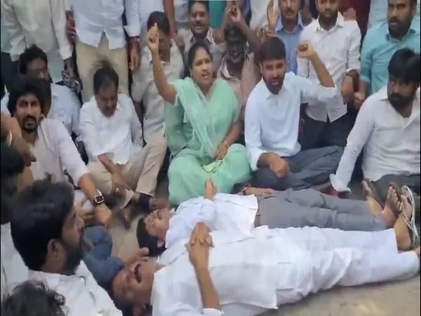 टीटीडी गोशाला में गायों की कथित मौत पर YSRCP कांग्रेस पार्टी के नेताओं ने किया विरोध प्रदर्शन टीटीडी गोशाला में गायों की कथित मौत पर YSRCP कांग्रेस पार्टी के नेताओं ने किया विरोध प्रदर्शन