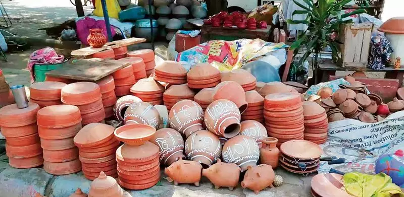 Haryana : बढ़ते पारे से सिरसा में मिट्टी के बर्तनों की मांग बढ़ी Haryana : बढ़ते पारे से सिरसा में मिट्टी के बर्तनों की मांग बढ़ी
