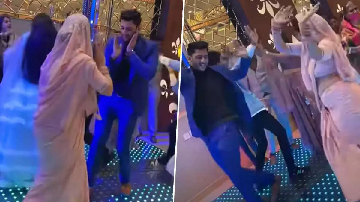 भाभी-देवर ने हरियाणवी गाने पर किया जोरदार डांस, धड़ल्ले से वायरल हुआ VIDEO भाभी-देवर ने हरियाणवी गाने पर किया जोरदार डांस, धड़ल्ले से वायरल हुआ VIDEO