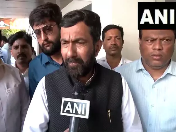 कांग्रेस नेता ने बेंगलुरु में विरोध प्रदर्शन किया, ईंधन और LPG की बढ़ती कीमतों के लिए केंद्र की आलोचना की कांग्रेस नेता ने बेंगलुरु में विरोध प्रदर्शन किया, ईंधन और LPG की बढ़ती कीमतों के लिए केंद्र की आलोचना की