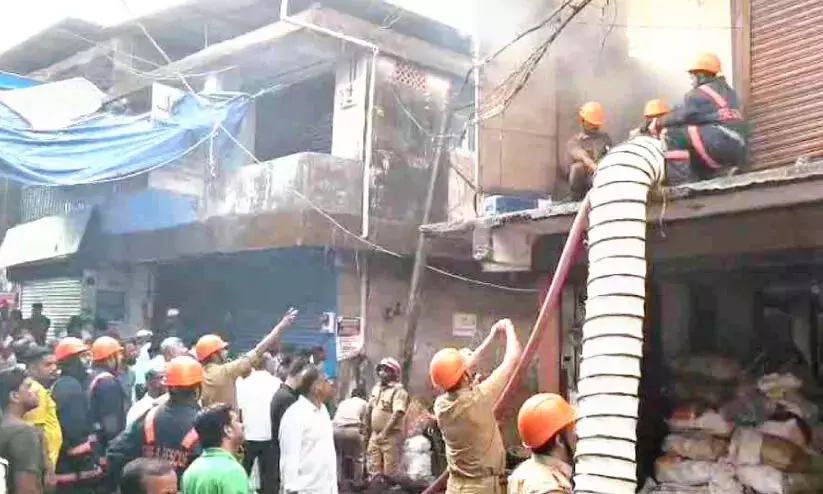 Kerala: थालीपराम्बिल में नारियल तेल उत्पादन संयंत्र जलकर खाक हो गया Kerala: थालीपराम्बिल में नारियल तेल उत्पादन संयंत्र जलकर खाक हो गया