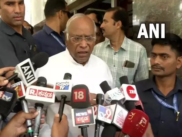 Karnataka की जाति सर्वेक्षण रिपोर्ट पर मचे बवाल के बीच खड़गे ने कहा-यह काम राज्य सरकार पर छोड़ दिया गया है Karnataka की जाति सर्वेक्षण रिपोर्ट पर मचे बवाल के बीच खड़गे ने कहा-यह काम राज्य सरकार पर छोड़ दिया गया है