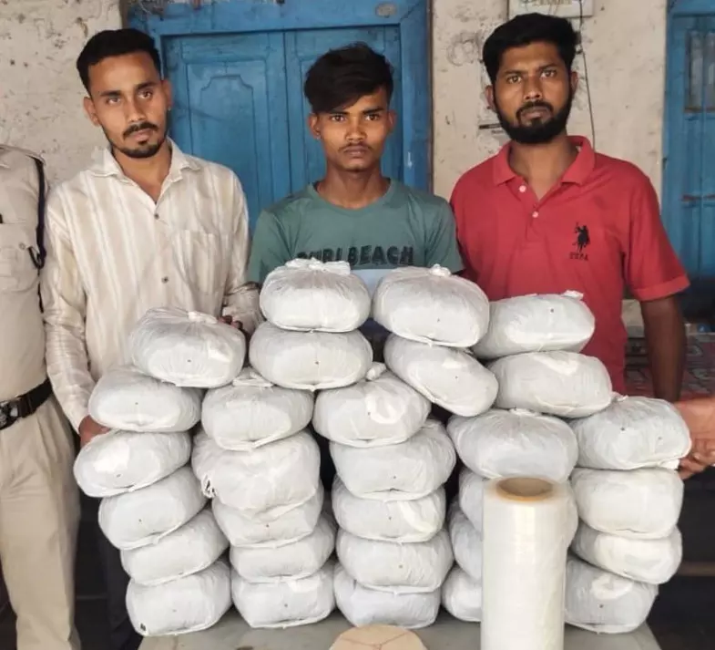 आरंग में गांजा छुपाकर रायपुर शहर में सप्लाई, तीन युवक गिरफ्तार आरंग में गांजा छुपाकर रायपुर शहर में सप्लाई, तीन युवक गिरफ्तार
