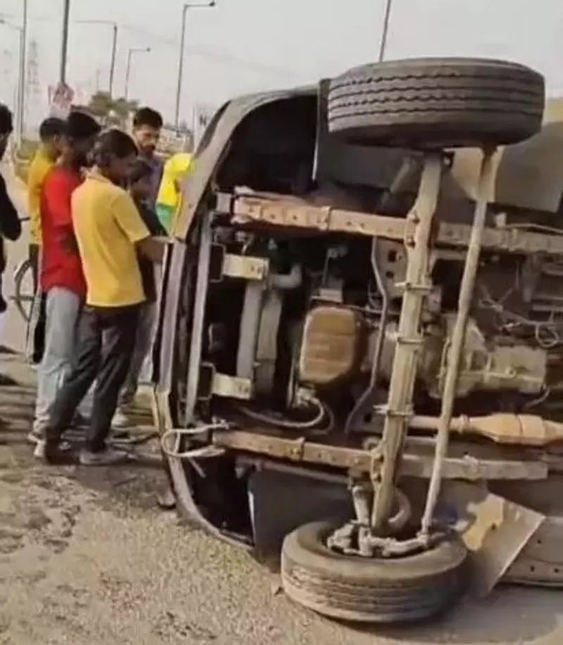 Haryana : गुरुग्राम में स्कूल बस पलटने से 3 लोग घायल Haryana : गुरुग्राम में स्कूल बस पलटने से 3 लोग घायल
