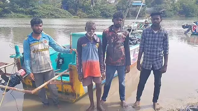 तमिलनाडु के मछुआरों को चाकू की नोंक पर धमकाया गया, 3 लाख का सामान छीना गया तमिलनाडु के मछुआरों को चाकू की नोंक पर धमकाया गया, 3 लाख का सामान छीना गया