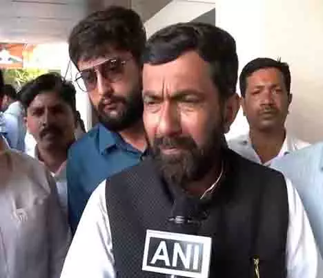 कांग्रेस नेता ने बेंगलुरु में किया विरोध प्रदर्शन, ईंधन और LPG की बढ़ती कीमतों को लेकर केंद्र की आलोचना की कांग्रेस नेता ने बेंगलुरु में किया विरोध प्रदर्शन, ईंधन और LPG की बढ़ती कीमतों को लेकर केंद्र की आलोचना की