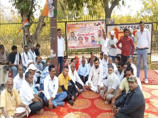 अलीगढ़ में कांग्रेस कार्यकर्ताओं ने गांधी परिवार के खिलाफ ED की चार्जशीट का विरोध किया अलीगढ़ में कांग्रेस कार्यकर्ताओं ने गांधी परिवार के खिलाफ ED की चार्जशीट का विरोध किया