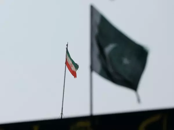 Iran से 8 मारे गए पाकिस्तानियों के शव वापस लाए गए Iran से 8 मारे गए पाकिस्तानियों के शव वापस लाए गए