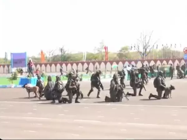 नीमच में CRPF के 86वें स्थापना दिवस पर परेड के दौरान जवानों ने मॉक ड्रिल की और कौशल का किया प्रदर्शन नीमच में CRPF के 86वें स्थापना दिवस पर परेड के दौरान जवानों ने मॉक ड्रिल की और कौशल का किया प्रदर्शन