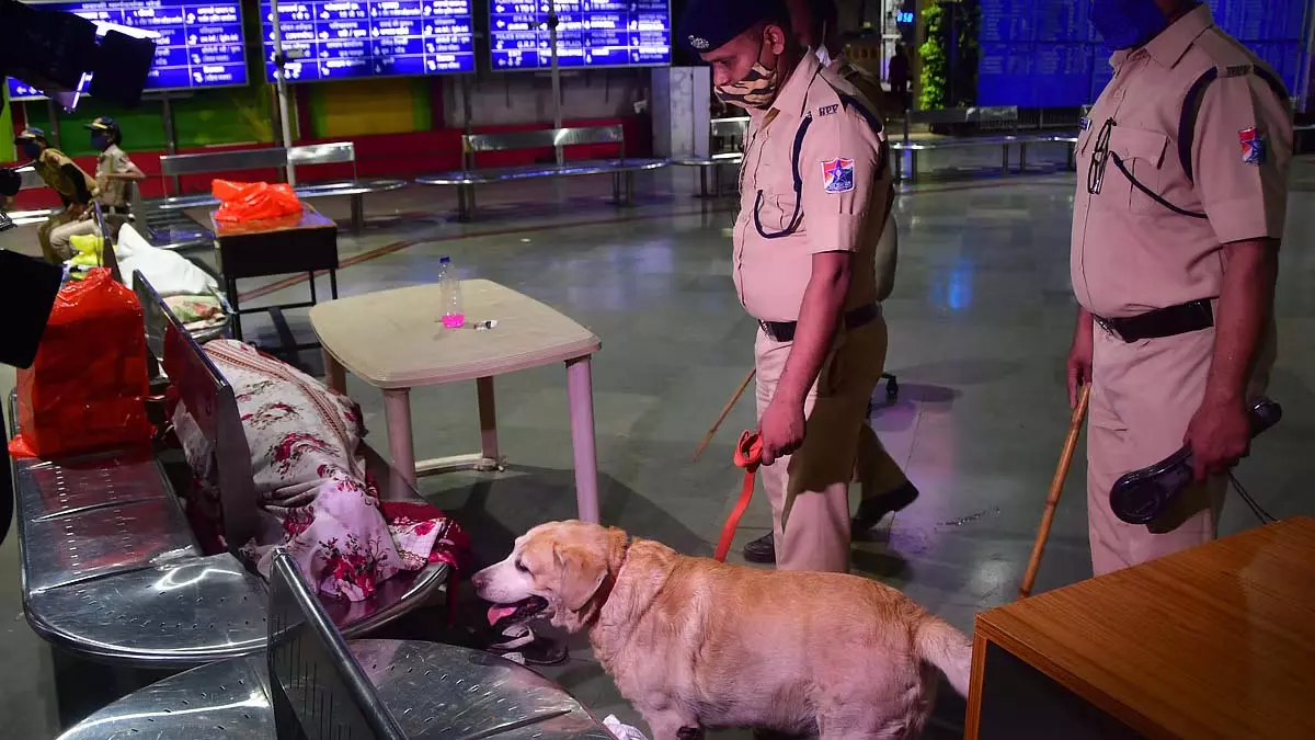 इंदौर में पंजाब नेशनल बैंक की शाखा को बम से उड़ाने की धमकी, पुलिस और सुरक्षा एजेंसियां अलर्ट पर इंदौर में पंजाब नेशनल बैंक की शाखा को बम से उड़ाने की धमकी, पुलिस और सुरक्षा एजेंसियां अलर्ट पर