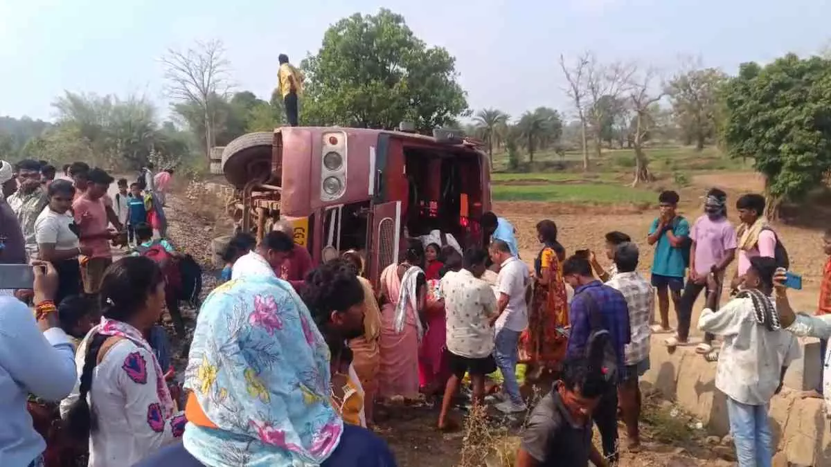 यात्री बस नारायणपुर में पलटी, कई लोग घायल यात्री बस नारायणपुर में पलटी, कई लोग घायल