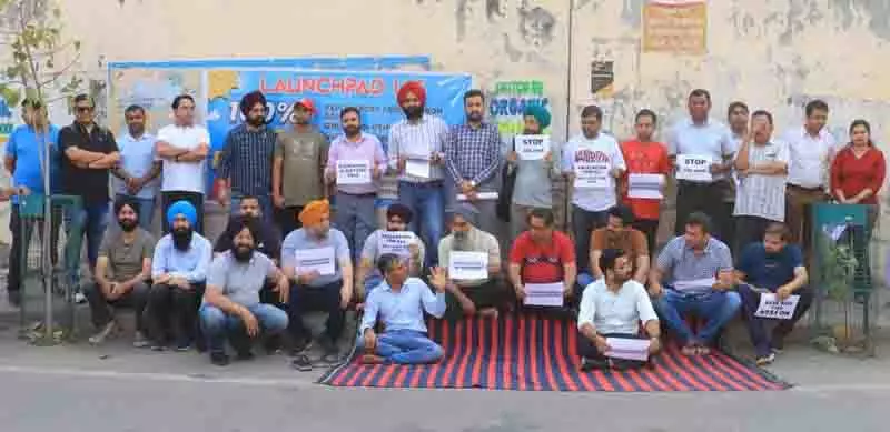 Ludhiana: अभिभावकों ने स्कूल के बाहर फीस वृद्धि का विरोध किया Ludhiana: अभिभावकों ने स्कूल के बाहर फीस वृद्धि का विरोध किया