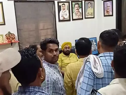 रायपुर राजीव भवन में हंगामा, कांग्रेस के महामंत्री ने दिया इस्तीफा रायपुर राजीव भवन में हंगामा, कांग्रेस के महामंत्री ने दिया इस्तीफा
