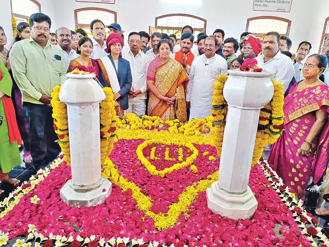 सांसद ने वीरेशलिंगम मेमोरियल पार्क के विकास के लिए 30 लाख रुपये दिए सांसद ने वीरेशलिंगम मेमोरियल पार्क के विकास के लिए 30 लाख रुपये दिए