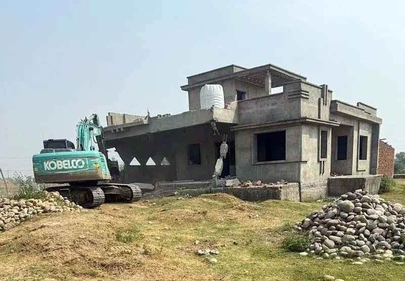Jammu में ड्रग तस्कर का घर ध्वस्त Jammu में ड्रग तस्कर का घर ध्वस्त