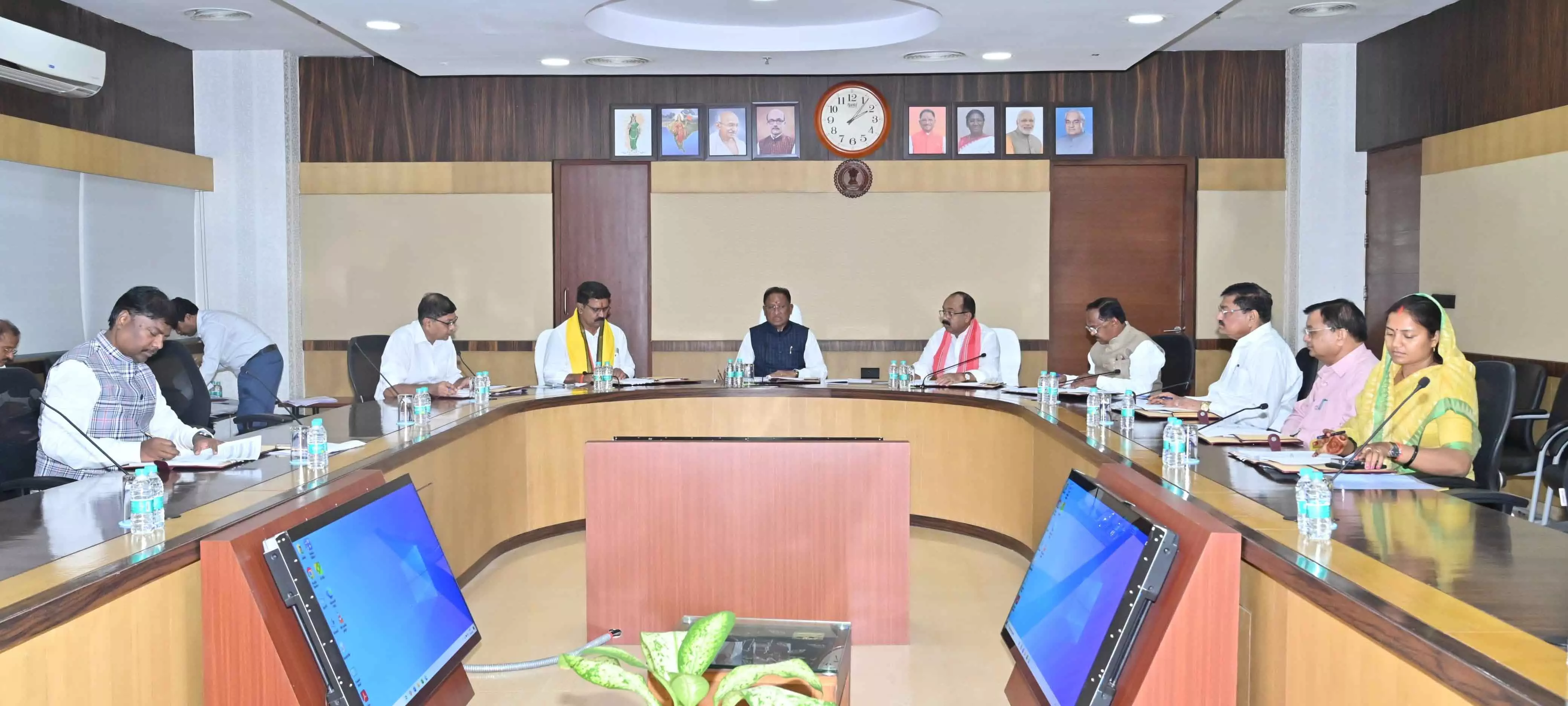 विष्णुदेव साय ने कैबिनेट मीटिंग में लिए 6 बड़े फैसले विष्णुदेव साय ने कैबिनेट मीटिंग में लिए 6 बड़े फैसले