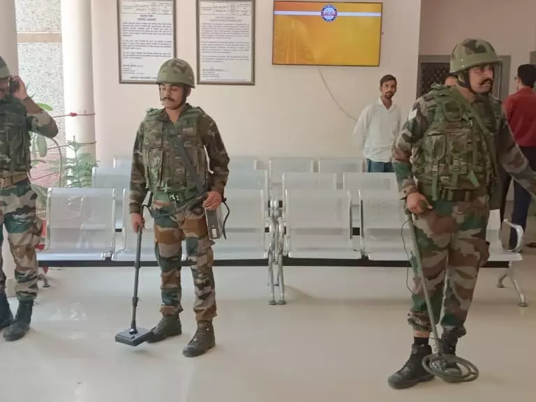 Lucknow: बम धमकी से हड़कंप, डीएम ऑफिस धमाके की साजिश की जांच में जुटी एटीएस Lucknow: बम धमकी से हड़कंप, डीएम ऑफिस धमाके की साजिश की जांच में जुटी एटीएस