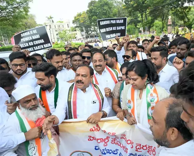 कांग्रेस नेताओं ने हैदराबाद में ED कार्यालय पर विरोध प्रदर्शन किया कांग्रेस नेताओं ने हैदराबाद में ED कार्यालय पर विरोध प्रदर्शन किया