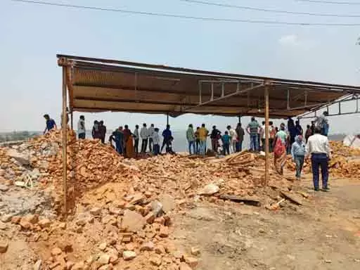 कॉलेज के भवन को तोड़ने पर हंगामा, ग्रामीणों ने SECL को दी चेतावनी कॉलेज के भवन को तोड़ने पर हंगामा, ग्रामीणों ने SECL को दी चेतावनी