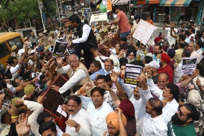 सोनिया-राहुल गांधी के खिलाफ Modi सरकार की कार्रवाई के खिलाफ कांग्रेस का विरोध प्रदर्शन सोनिया-राहुल गांधी के खिलाफ Modi सरकार की कार्रवाई के खिलाफ कांग्रेस का विरोध प्रदर्शन