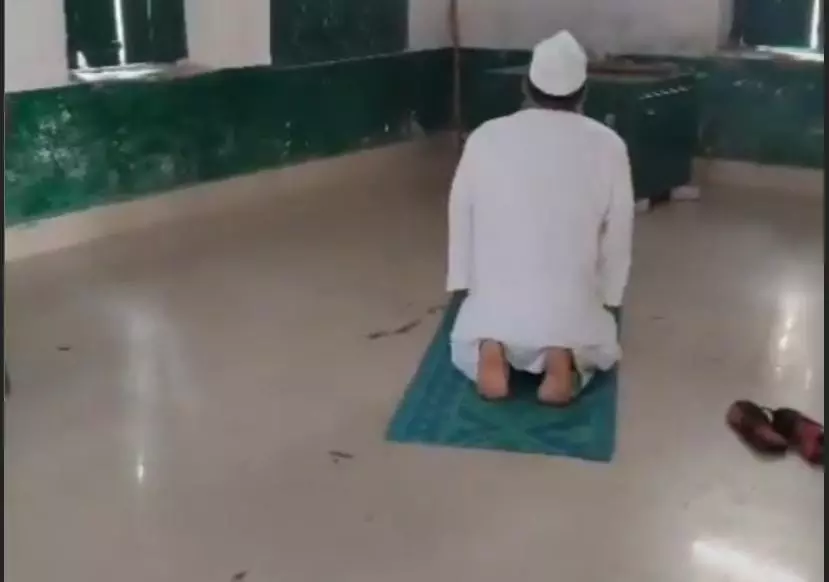 Bareilly में स्कूल क्लासरूम में नमाज का विवाद, हेडमास्टर पर कार्रवाई की मांग Bareilly में स्कूल क्लासरूम में नमाज का विवाद, हेडमास्टर पर कार्रवाई की मांग