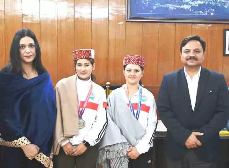 Shimla DC ने थाईलैंड विश्व कप में पदक जीतने वाली दो महिला किकबॉक्सरों को सम्मानित किया Shimla DC ने थाईलैंड विश्व कप में पदक जीतने वाली दो महिला किकबॉक्सरों को सम्मानित किया