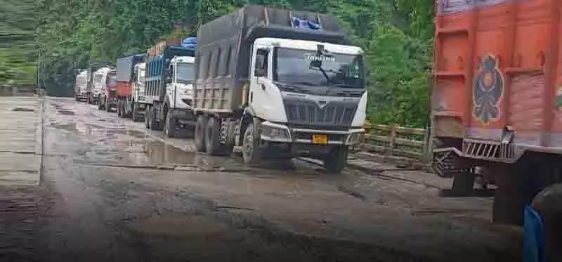 सरकारी लापरवाही के कारण ओवरलोड ट्रकों ने Himachal की सड़कों पर मचाई तबाही सरकारी लापरवाही के कारण ओवरलोड ट्रकों ने Himachal की सड़कों पर मचाई तबाही