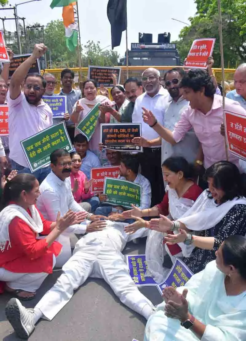 Chandigarh कांग्रेस ने सोनिया गांधी, राहुल के खिलाफ ED की चार्जशीट दाखिल करने का विरोध किया Chandigarh कांग्रेस ने सोनिया गांधी, राहुल के खिलाफ ED की चार्जशीट दाखिल करने का विरोध किया