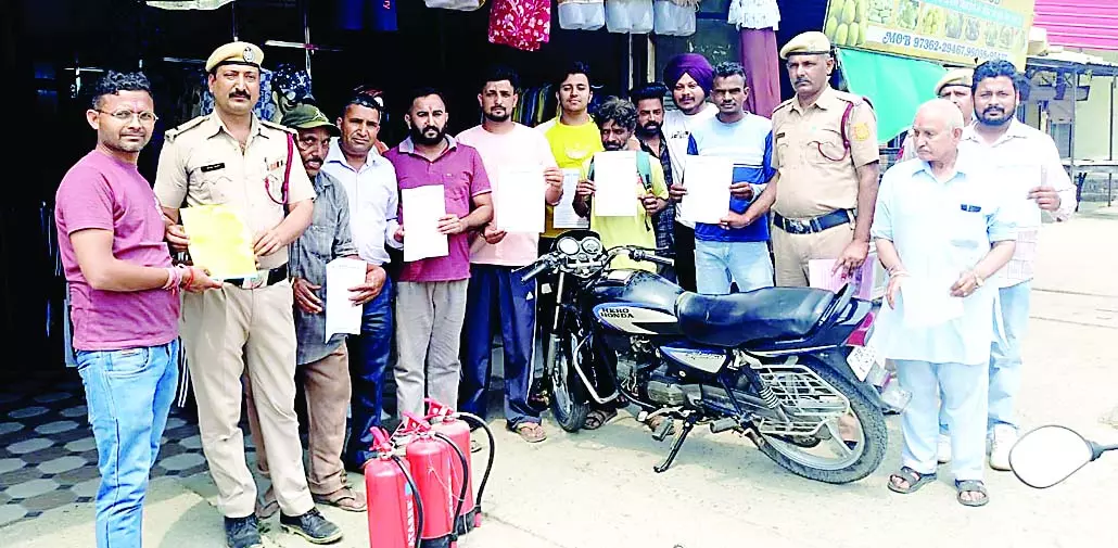 मॉकड्रिल कर बताया आग से बचना मॉकड्रिल कर बताया आग से बचना