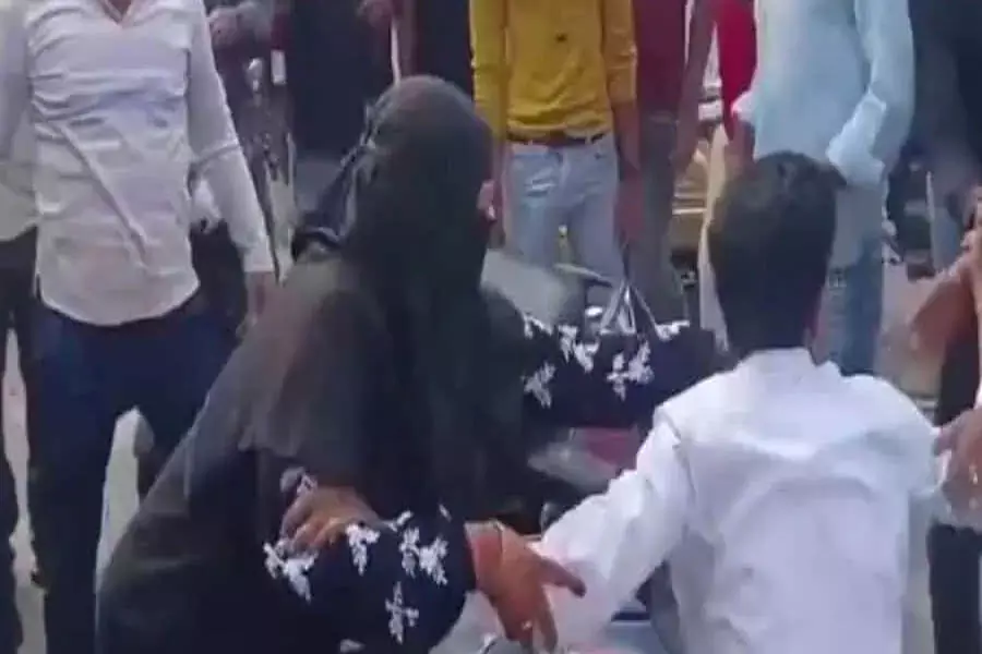 अंतरधार्मिक जोड़े पर हिंदुत्व समर्थकों ने किया हमला अंतरधार्मिक जोड़े पर हिंदुत्व समर्थकों ने किया हमला