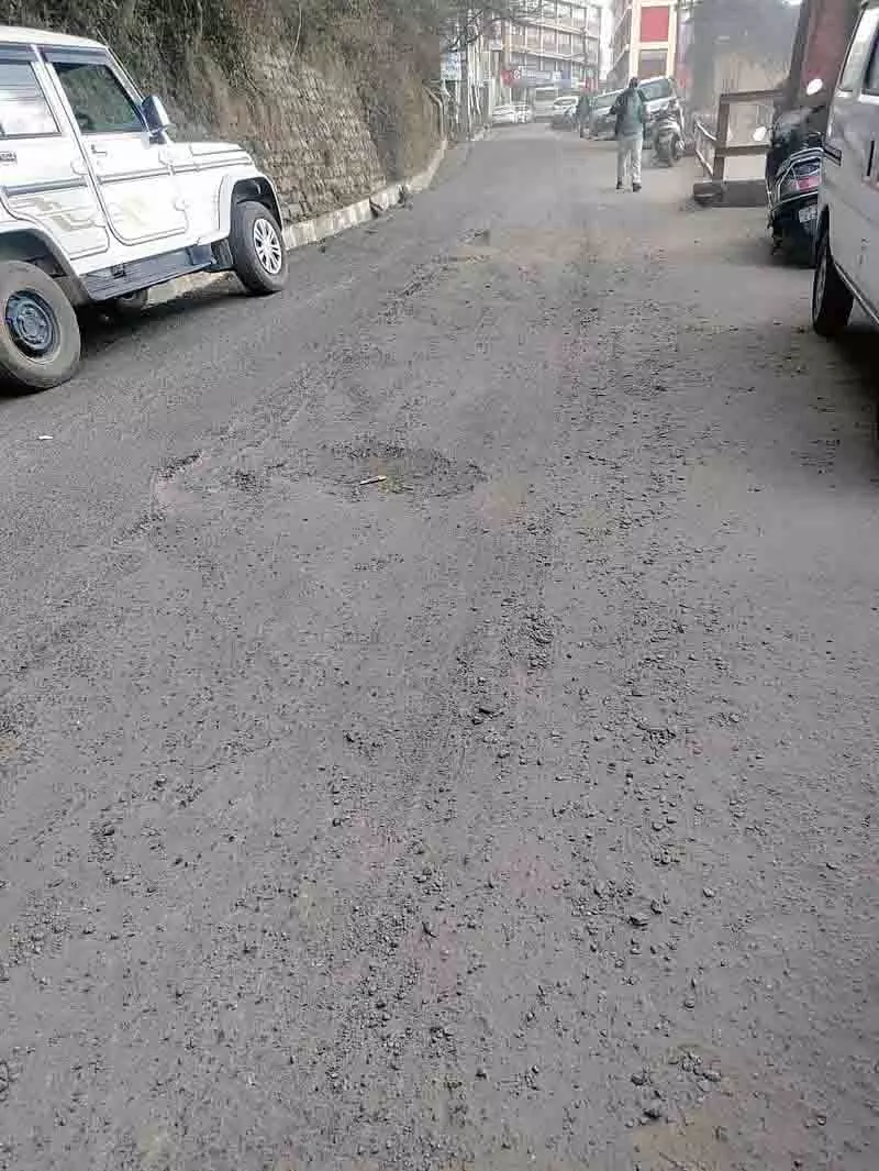 Kasumpti Road पर मरम्मत की जरूरत Kasumpti Road पर मरम्मत की जरूरत