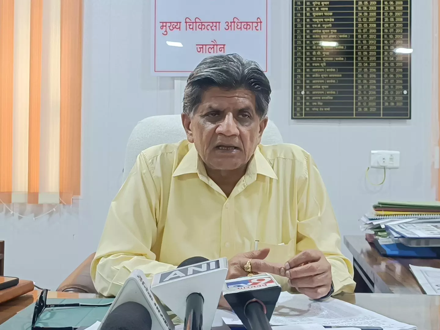 Jalaun: बच्चे को सिगरेट पिलाने वाले डॉक्टर के खिलाफ एफआईआर दर्ज Jalaun: बच्चे को सिगरेट पिलाने वाले डॉक्टर के खिलाफ एफआईआर दर्ज