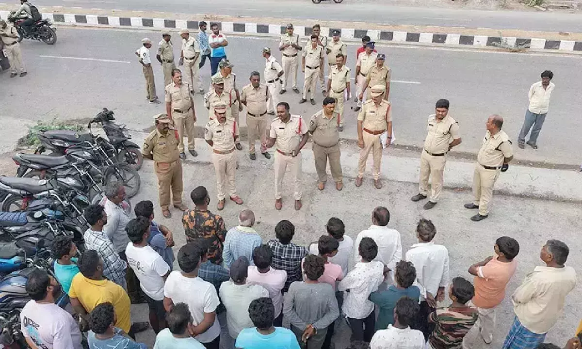 Andhra: पुलिस ने घेराबंदी और तलाशी अभियान चलाया Andhra: पुलिस ने घेराबंदी और तलाशी अभियान चलाया