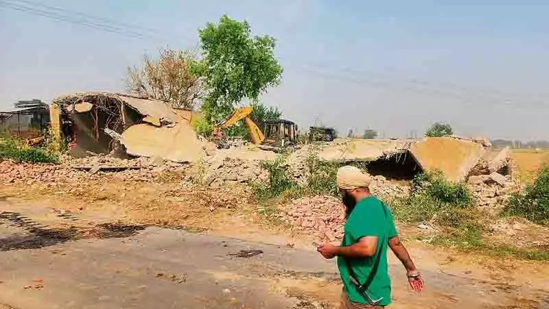 Jalandhar: ड्रग तस्कर की संपत्ति को नुकसान पहुंचाया गया Jalandhar: ड्रग तस्कर की संपत्ति को नुकसान पहुंचाया गया