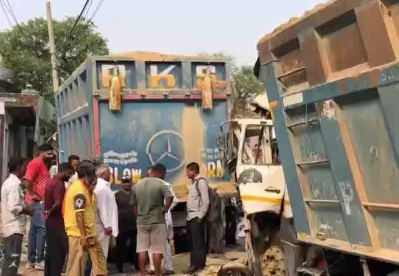 Mukerian में ट्रक ने 3 लोगों को कुचला, परिजनों ने यातायात रोका Mukerian में ट्रक ने 3 लोगों को कुचला, परिजनों ने यातायात रोका
