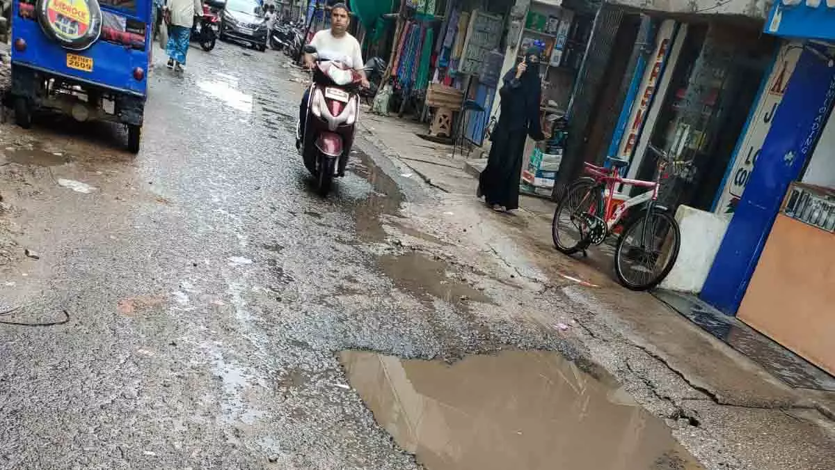 Ranchi की सड़कों पर बेकाबू वाहन बना जानलेवा खतरा, प्रशासन बेखबर Ranchi की सड़कों पर बेकाबू वाहन बना जानलेवा खतरा, प्रशासन बेखबर