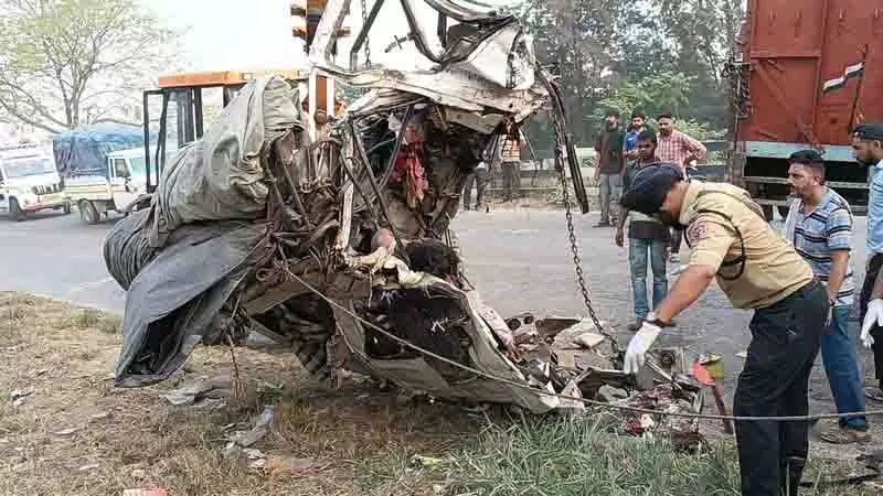 दो ट्रकों की टक्कर में एक की मौत, NH पर यातायात प्रभावित दो ट्रकों की टक्कर में एक की मौत, NH पर यातायात प्रभावित