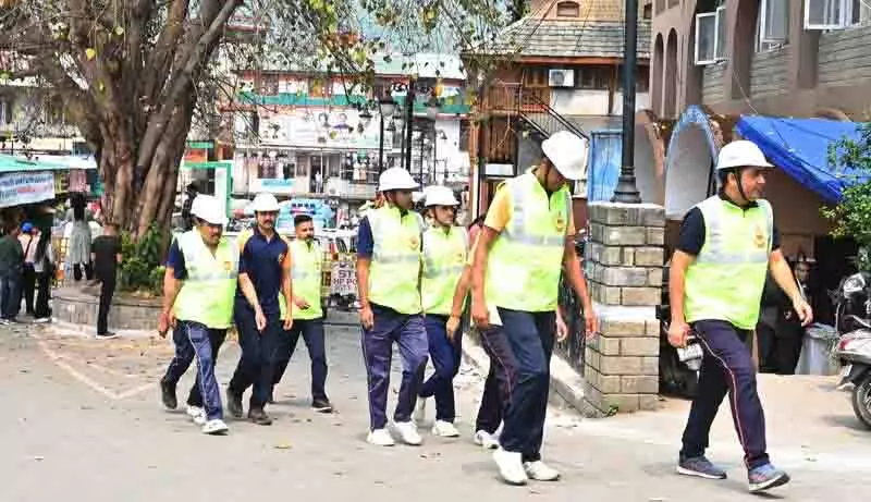 बम की धमकी के बाद Mandi DC कार्यालय भवन खाली कराया गया बम की धमकी के बाद Mandi DC कार्यालय भवन खाली कराया गया