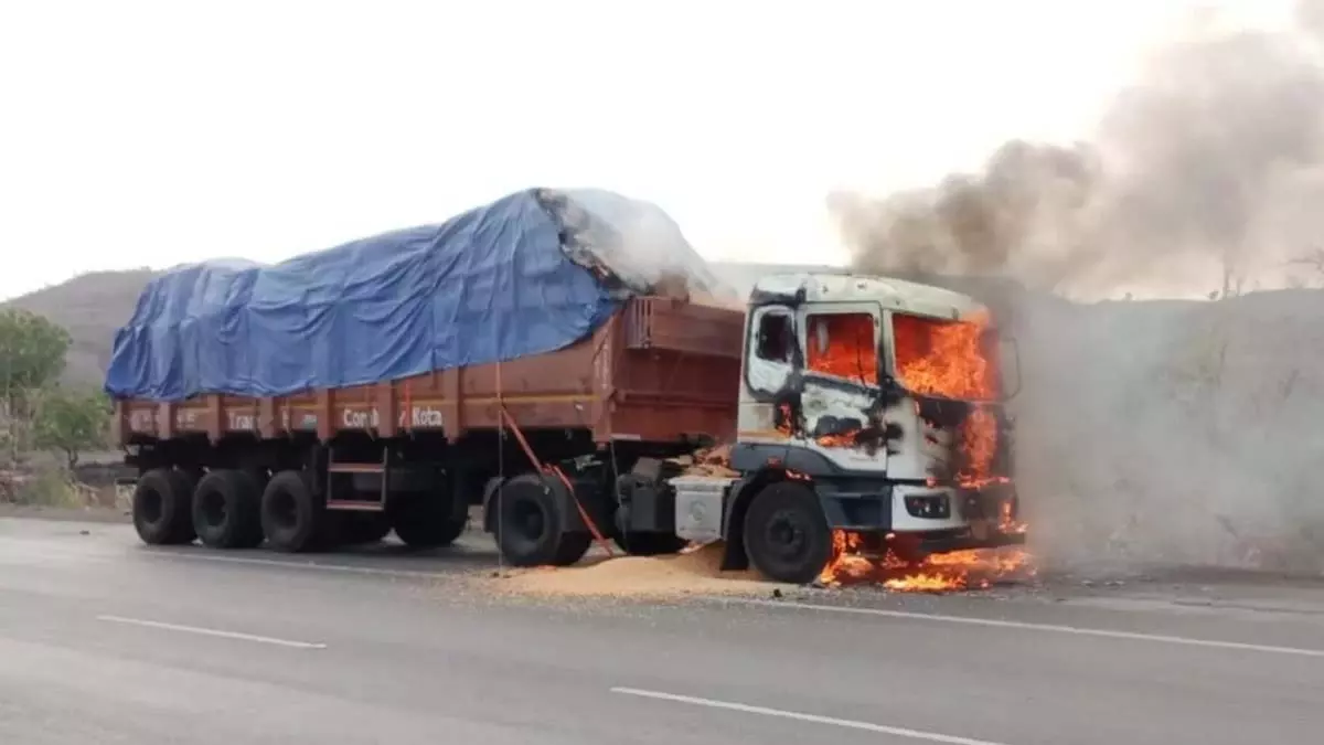 गणपति घाट पर बड़ा हादसा, ब्रेक फेल होने से ट्राला पलटा गणपति घाट पर बड़ा हादसा, ब्रेक फेल होने से ट्राला पलटा