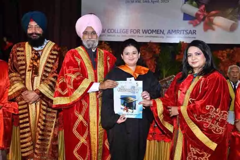 BBK DAV College के दीक्षांत समारोह में 500 विद्यार्थियों को डिग्री प्रदान की गई BBK DAV College के दीक्षांत समारोह में 500 विद्यार्थियों को डिग्री प्रदान की गई