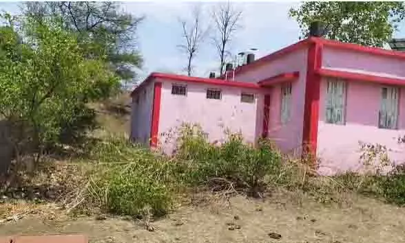 Raisen: बालिका छात्रावास में फलदार पेड़ों की अंधाधुंध कटाई, बिना अनुमति चला कुल्हाड़ी का वार Raisen: बालिका छात्रावास में फलदार पेड़ों की अंधाधुंध कटाई, बिना अनुमति चला कुल्हाड़ी का वार