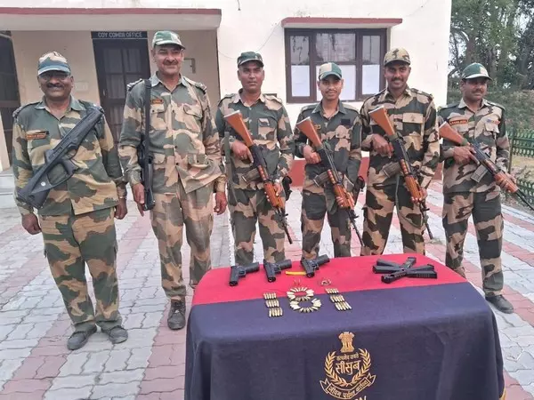 BSF ने पंजाब के तरनतारन में हथियार और गोला-बारूद किया बरामद BSF ने पंजाब के तरनतारन में हथियार और गोला-बारूद किया बरामद