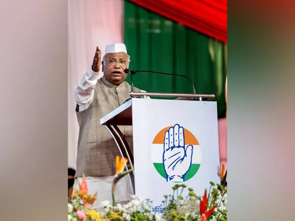 25 April को सुनवाई से पहले कांग्रेस ने शनिवार को महासचिवों और प्रभारियों की बुलाई बैठक 25 April को सुनवाई से पहले कांग्रेस ने शनिवार को महासचिवों और प्रभारियों की बुलाई बैठक