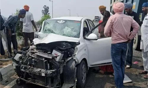 Punjab : भीषण सड़क हादसा, कार और टिपर में भीषण टक्कर Punjab : भीषण सड़क हादसा, कार और टिपर में भीषण टक्कर